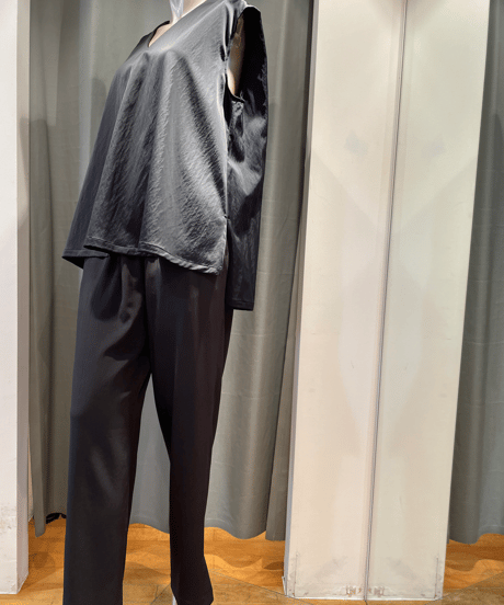 08sircus / s23AW-TS06 / Milling satin  V-neck sleeveless top