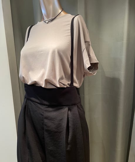 Audrey and John Wad / L4303 /ストラップショルダー付きタックパンツ