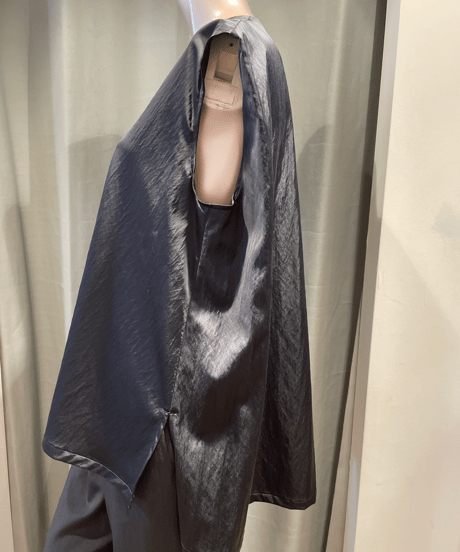 08sircus / s23AW-TS06 / Milling satin  V-neck sleeveless top