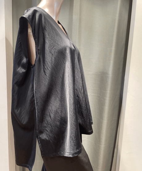 08sircus / s23AW-TS06 / Milling satin  V-neck sleeveless top