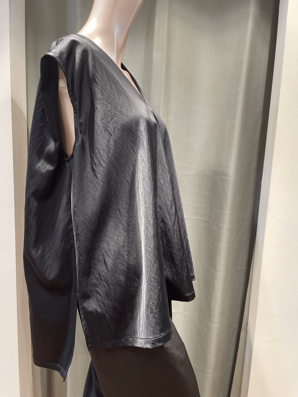 値下げ【美品】08sircus ナイロン 08sircus / s23AW-TS06 / Milling satin V-neck s