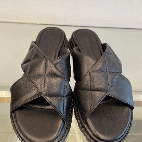 フェリシモ　サーヤナオッリ　クロスサンダル サーナ ヤ オッリ 神戸・長田の職人が作る 素足のように軽やかに