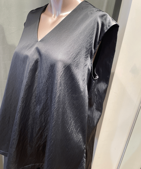 08sircus / s23AW-TS06 / Milling satin  V-neck sleeveless top