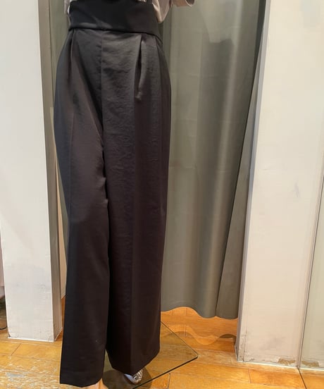 Audrey and John Wad / L4303 /ストラップショルダー付きタックパンツ