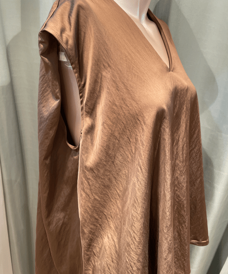 08sircus / s23AW-TS06 / Milling satin  V-neck sleeveless top