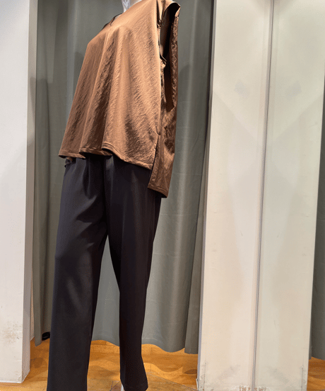 08sircus / s23AW-TS06 / Milling satin  V-neck sleeveless top
