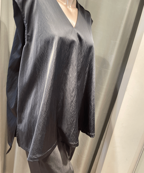 08sircus / s23AW-TS06 / Milling satin  V-neck sleeveless top