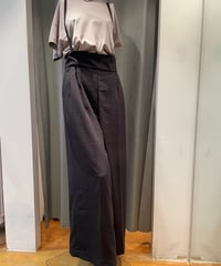 Audrey and John Wad / L4303 /ストラップショルダー付きタックパンツ