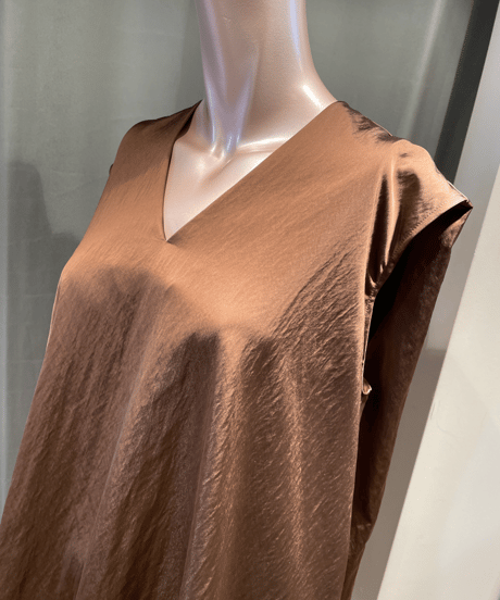 08sircus / s23AW-TS06 / Milling satin  V-neck sleeveless top