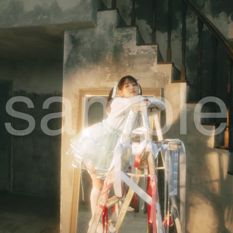 die with twin tails on step ladder noa-J