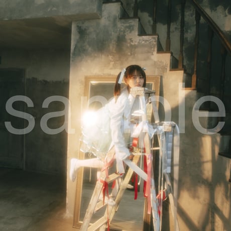 die with twin tails on step ladder noa-I