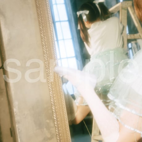 die with twin tails on step ladder noa-C