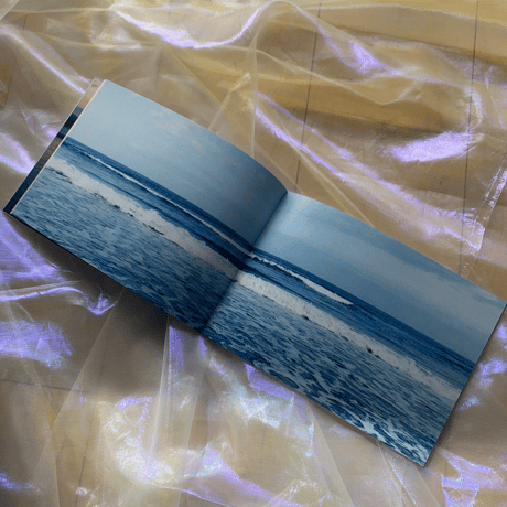 【直筆サイン入り】飯田エリカ写真展『あたらしい命』ZINE【海のミニプリントつき】