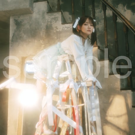 die with twin tails on step ladder noa-B