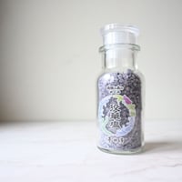【役草塩 ー葛の花ー】飛騨産野草×昆布出汁の天然ミネラル塩｜お肉料理も彩り豊かに！料理がグッとおいしくなる自然派スパイス（40g）