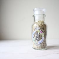 【役草塩ーメナモミー】国産塩｜飛騨産野草｜ミネラル豊富な薬草塩で料理に香ばしさと彩りを
