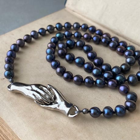 シェイクハンドのネックレス（淡水パール・ノット・ブラック）