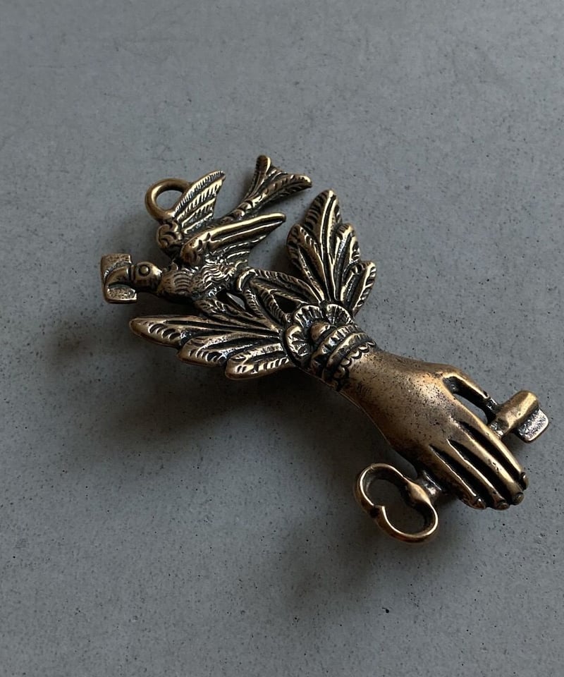 ブローチ（鍵を持つ手） | Hands Tell You｜心くすぐるモチーフジュエリー