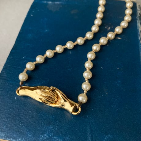 シェイクハンドのネックレス（フェイクパール ゴールドビーズ）