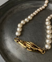 シェイクハンドのネックレス（フェイクパール サイズグラデ）
