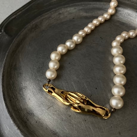 シェイクハンドのネックレス（フェイクパール サイズグラデ）