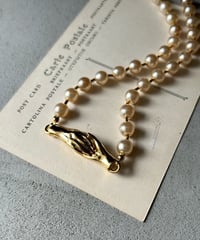 ハンドモチーフ パールネックレス｜手を結ぶシェイクハンド