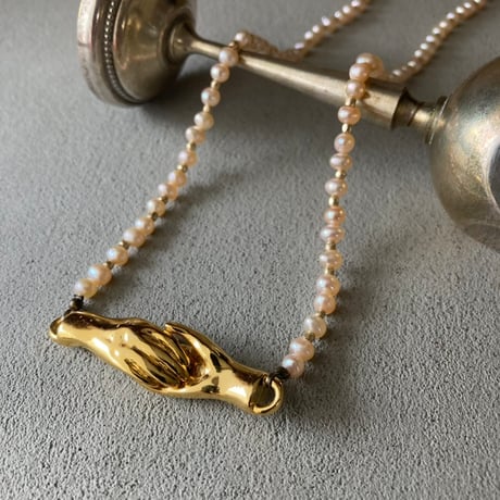 シェイクハンドのネックレス（淡水パール 4mm）