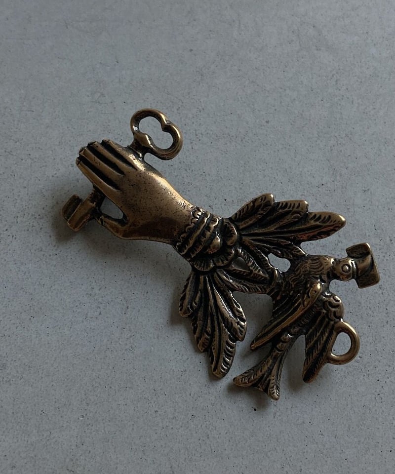 ブローチ（鍵を持つ手） | Hands Tell You｜心くすぐるモチーフジュエリー