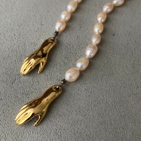シェイクハンドのネックレス（淡水パール ライス型）