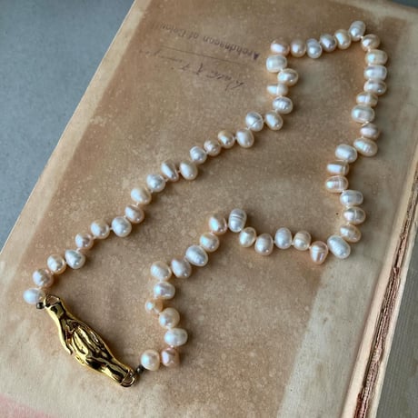 シェイクハンドのネックレス（淡水パール エッグ型）