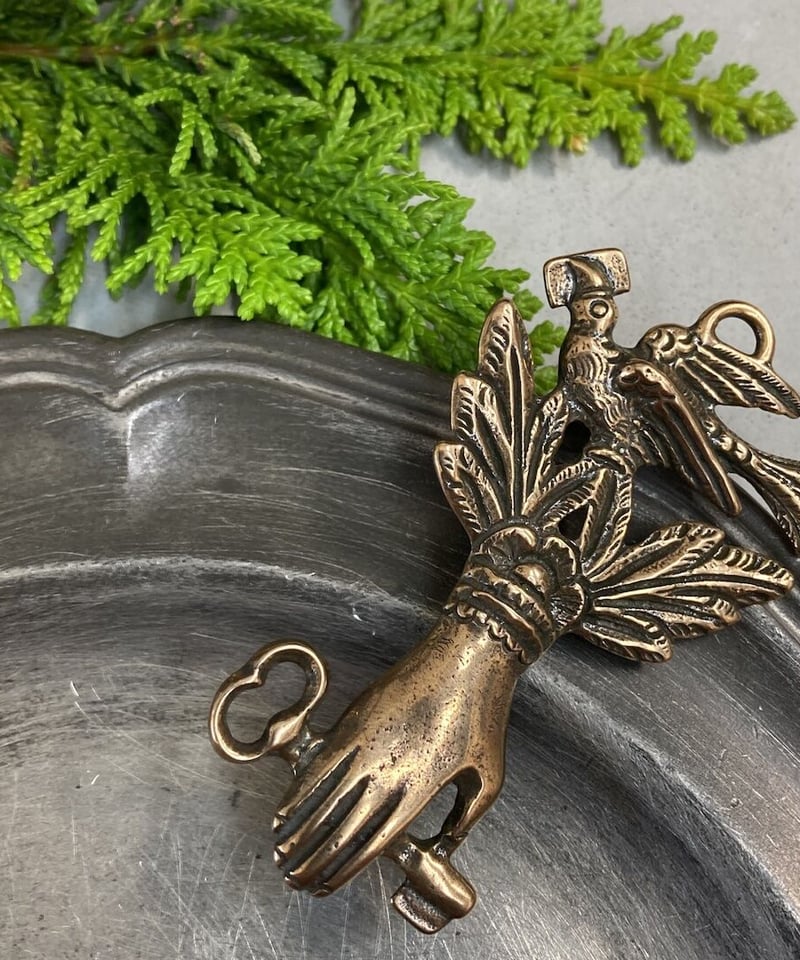 ブローチ（鍵を持つ手） | Hands Tell You｜心くすぐるモチーフジュエリー