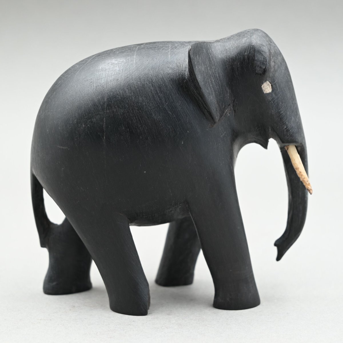 アフリカビンテージのゾウの黒檀こくたんの美しく輝く彫刻 アフリカビンテージのゾウの黒檀こくたんの美しく輝く彫刻