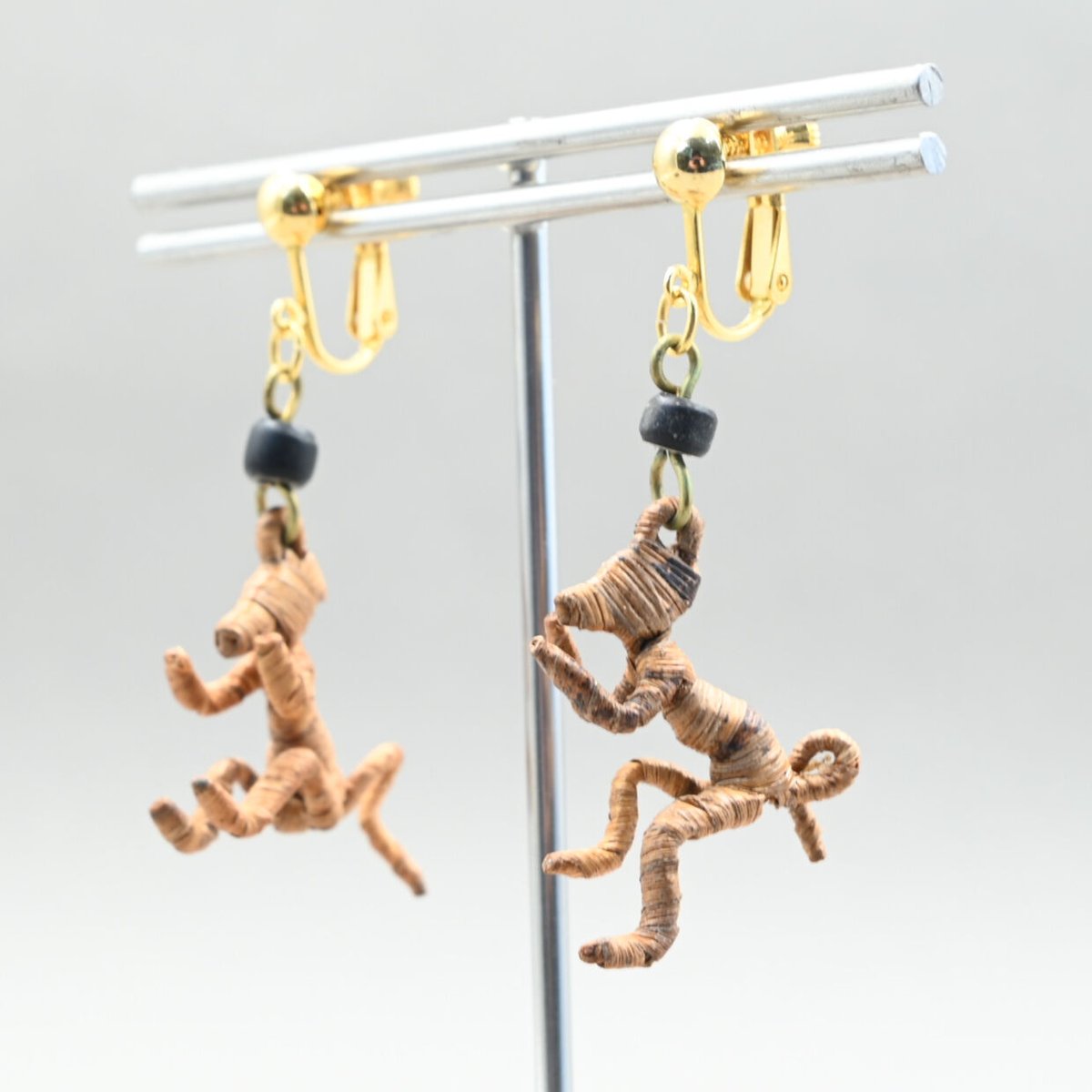 バナナ葉のイヤリング サル【030151001】 | Makonde Art Museum SHOP