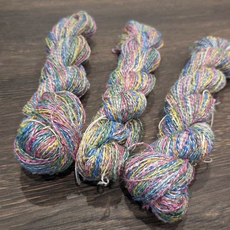 あおいりんご　絹糸　小さな手まり　バッグチャーム 天然石 dyed yarn x Ring Yarn 染糸×リングヤーン127m (黄青桃緑白