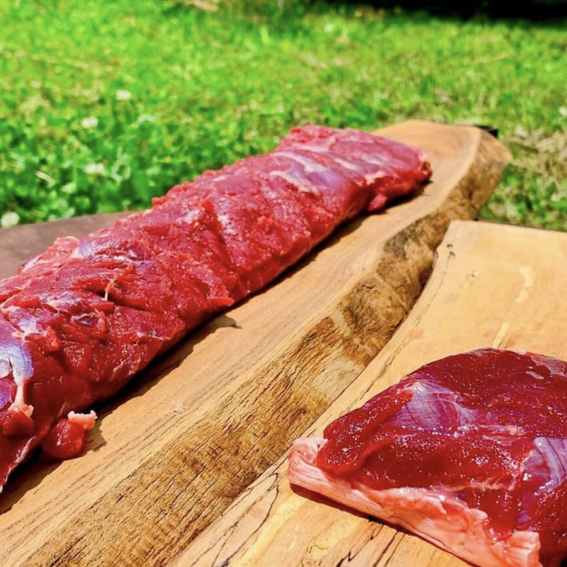 青銅の鹿　つがい　(雌) 青銅の鹿 つがい (雌) 青銅の鹿 つがい (雌) Shunsho 春章: Crossing