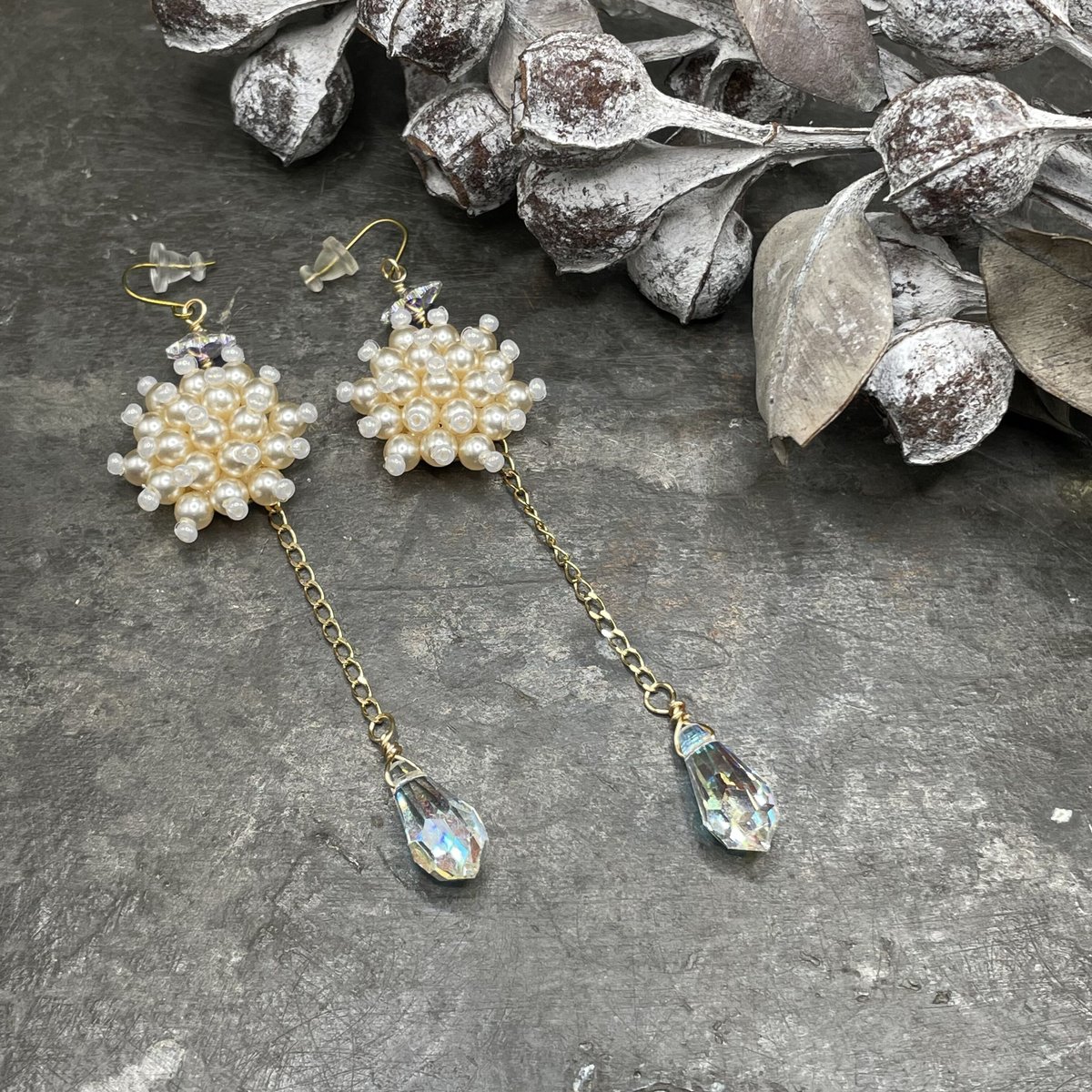 雪の精のようなクリスタルボールのワイヤージュエリー