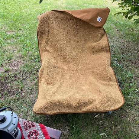 赤外線を吸収して温かくなる難燃ボアの焚火ブランケット