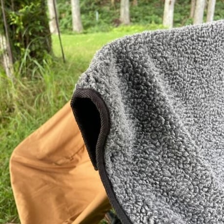 赤外線を吸収して温かくなる難燃ボアの焚火ブランケット