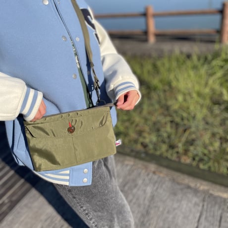 ARMYDUCK　ＮＹＬＯＮのスマホショルダー