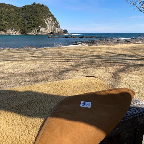 赤外線を吸収して温かくなる難燃ボアの焚火ブランケット
