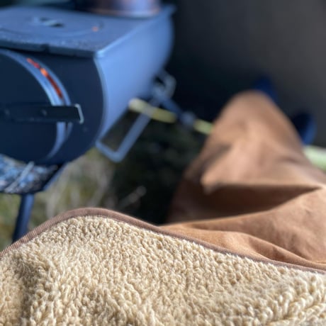 赤外線を吸収して温かくなる難燃ボアの焚火ブランケット