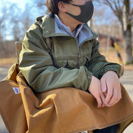 赤外線を吸収して温かくなる難燃ボアの焚火ブランケット