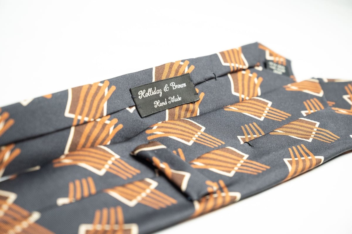 Holliday & Brown／ホリデーアンドブラウン ブラウン幾何学柄 | Drappe