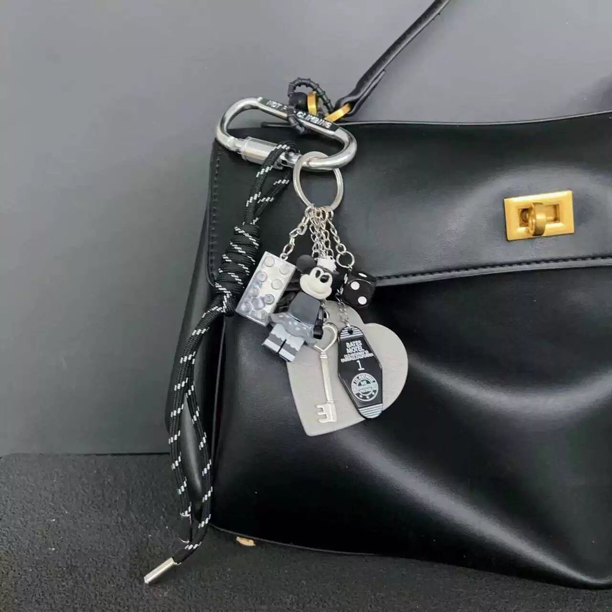 Chic bag charm | HANNA CLOSET online