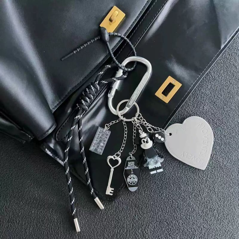 Chic bag charm | HANNA CLOSET online