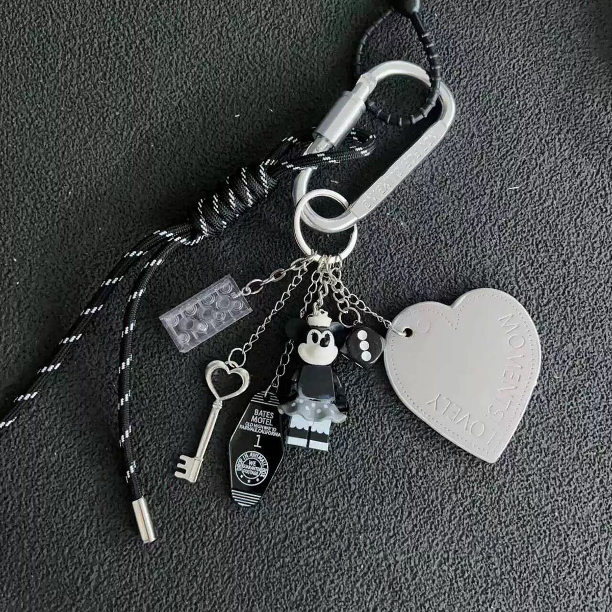 Chic bag charm | HANNA CLOSET online