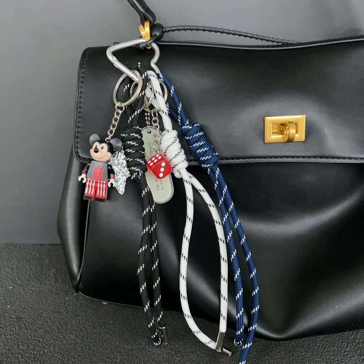Chic bag charm | HANNA CLOSET online