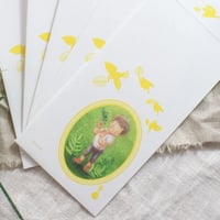 洋6タテ封筒　花を持つ子ども