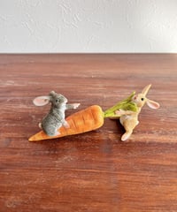 【うさぎタウンの仲間たち】　　ひっぱりあいっこするうさぎ