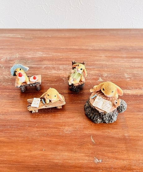 【うさぎタウンの仲間たち】　　いちごをパクパク、小さなレディうさぎ